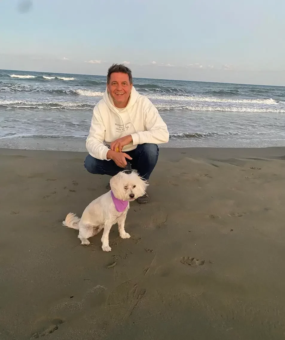 Mathias mit seinem Hund am Meer