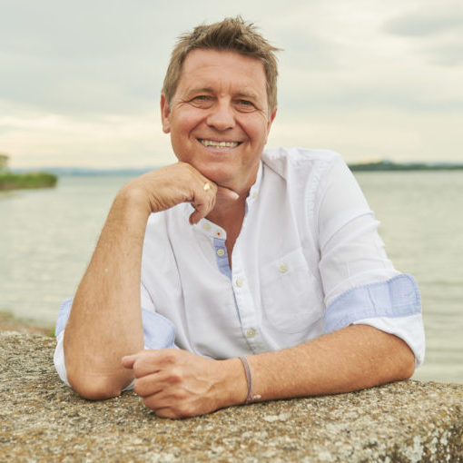 Mathias lacht in die Kamera