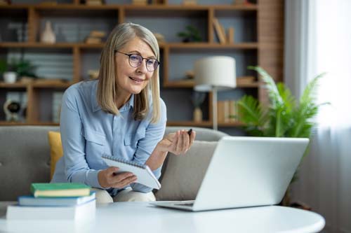 Frau im Online Meeting