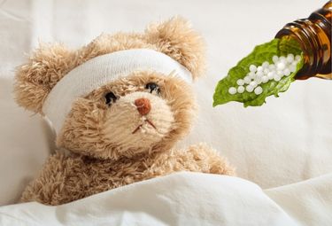 Live Elternsprechstunde Teddy mit Kopfverband liegt im Bett
