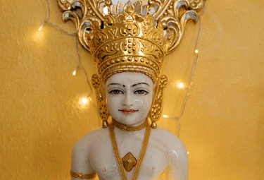 lächelnder buddha mit krone und lichterkette