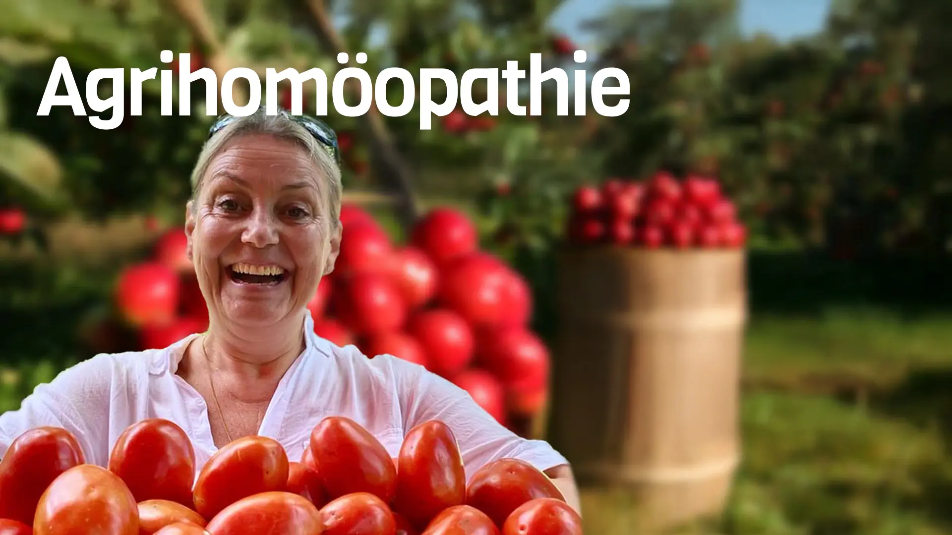 Agrihomöopathie mit Camilla Sherr und vielen roten Tomaten in der Hand
