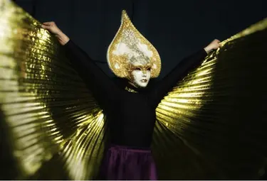 Frau mit goldenen Flügeln und Harlekin Maske