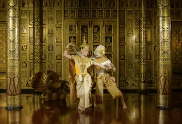 zwei Tänzer kostümiert goldener Hintergrund