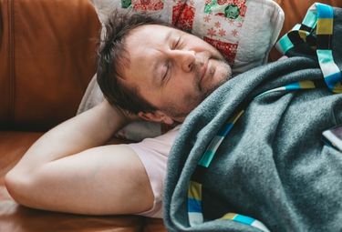 Schlafende Mann auf Sofa