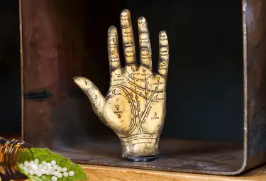Hand Skulptur mit Planeten aufgezeichnet