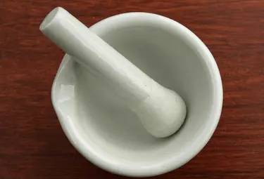 ein weißer Mörser mit Stößel