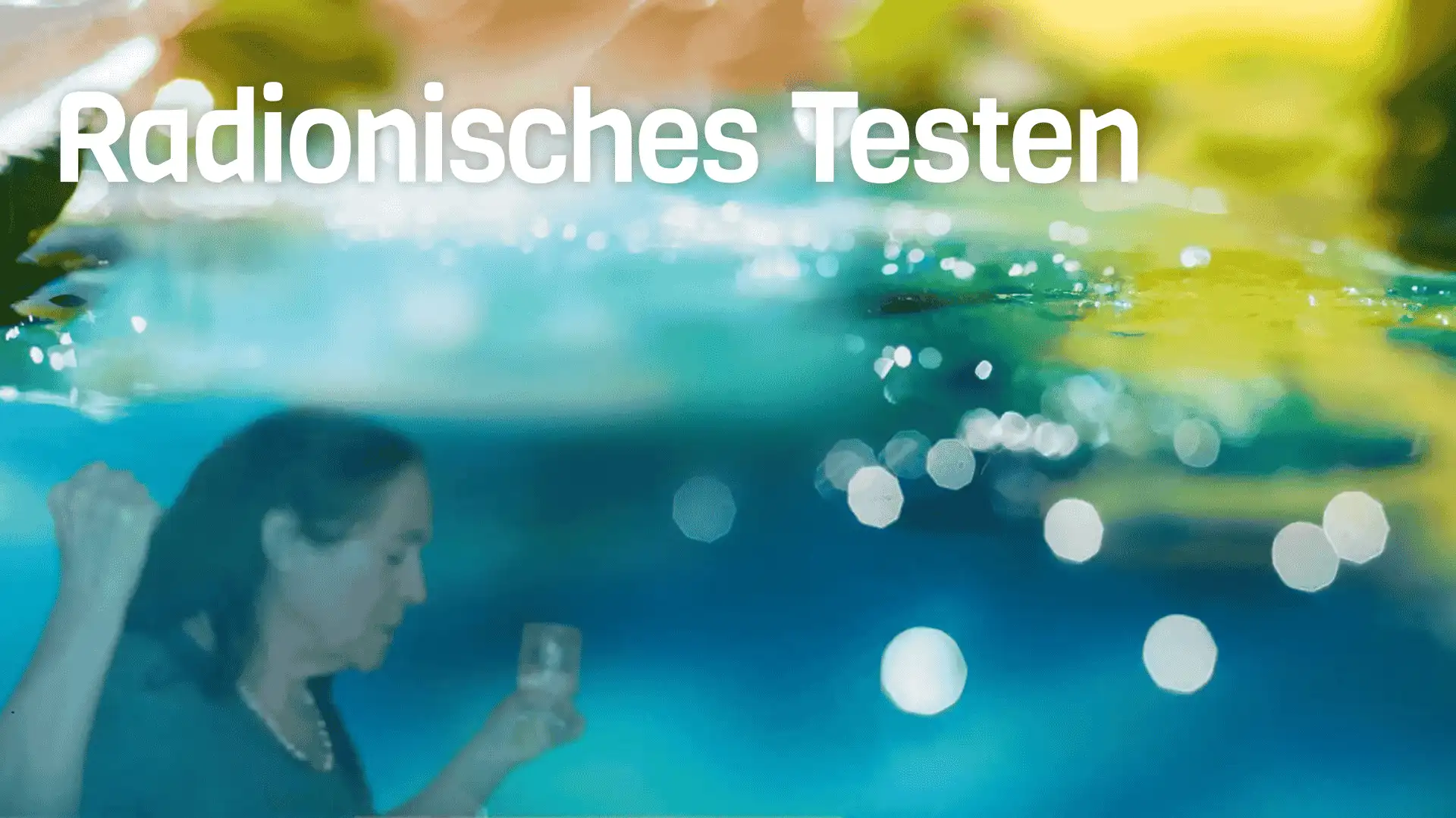 Rosina mit Glas und bunte abstrakte Farben und Text