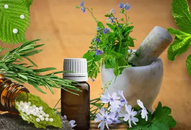 Homöopathiefläschchen und Pflanzen