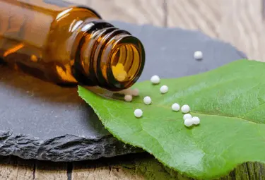 Globuli Fläschchen und Globulis auf einem Blatt