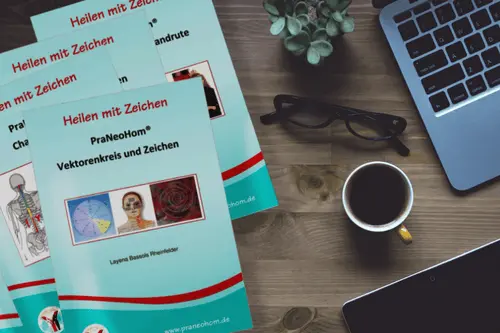 Bücher und Brille und Kaffee