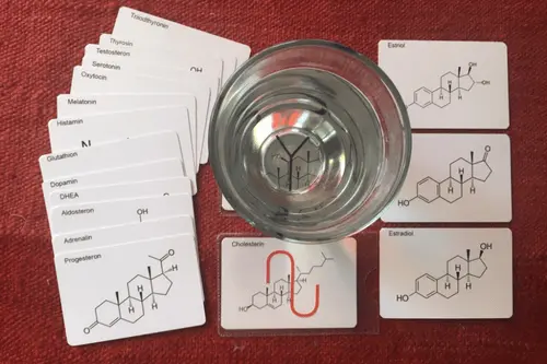 Ein Glas Wasser auf der Hormonkarte