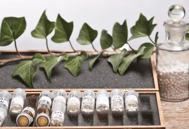 Homöopathische Fläschchen in einer Holzbox