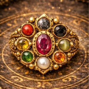 Goldener Ring mit bunten Edelsteinen