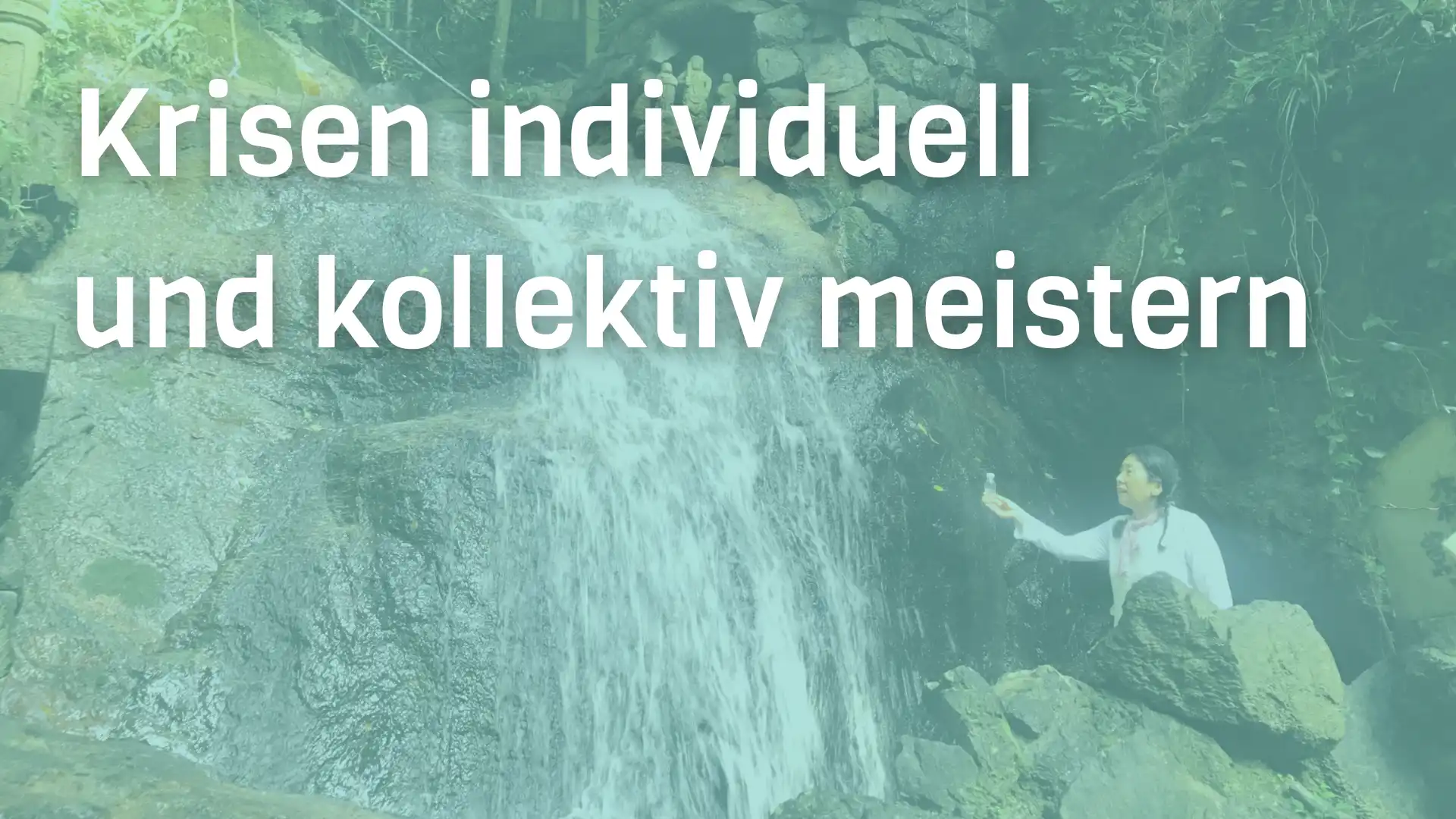 Frau mit Flasche in der Hand am Wasserfall und Text