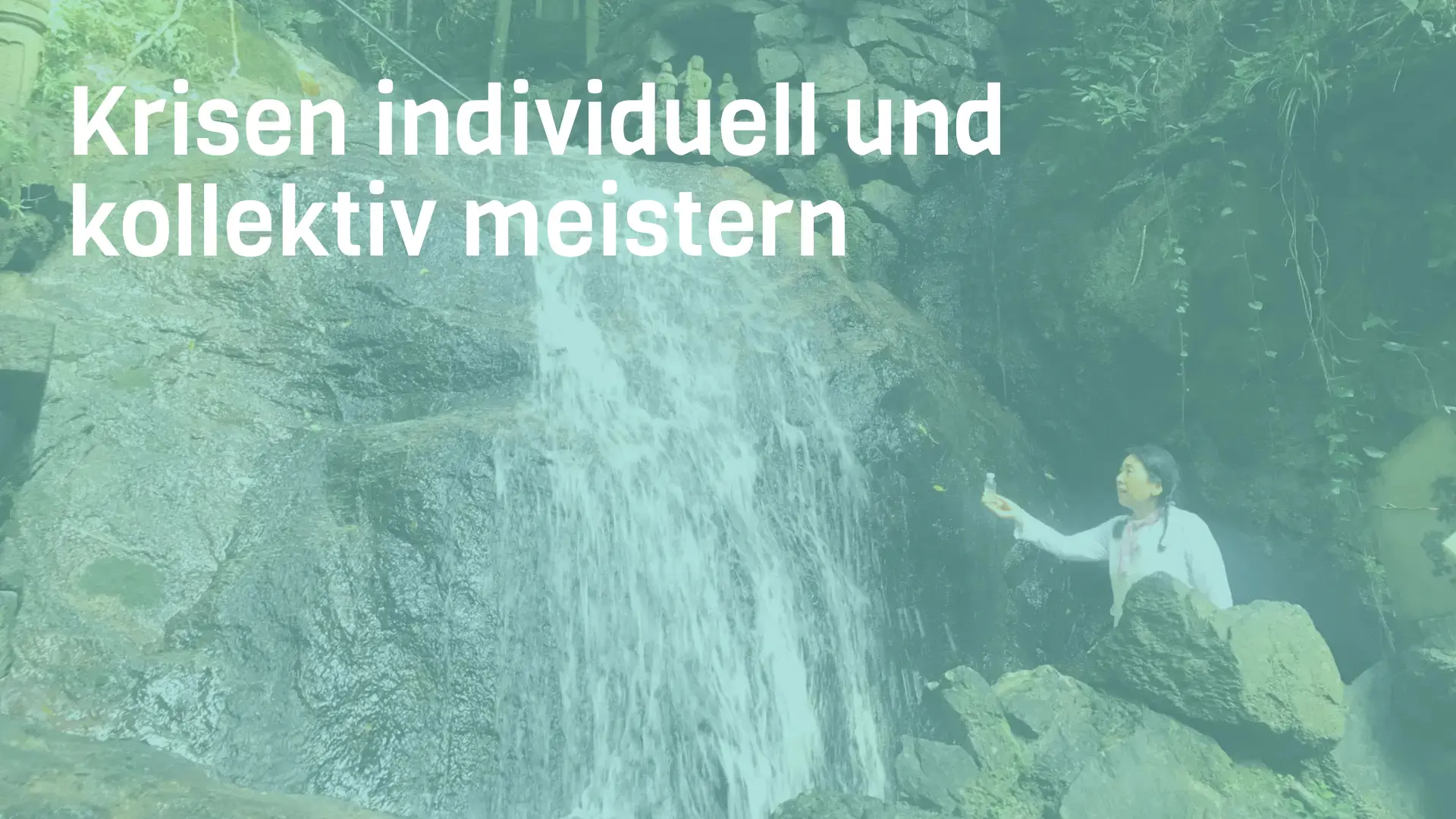 Frau mit Flasche in der Hand am Wasserfall und Text