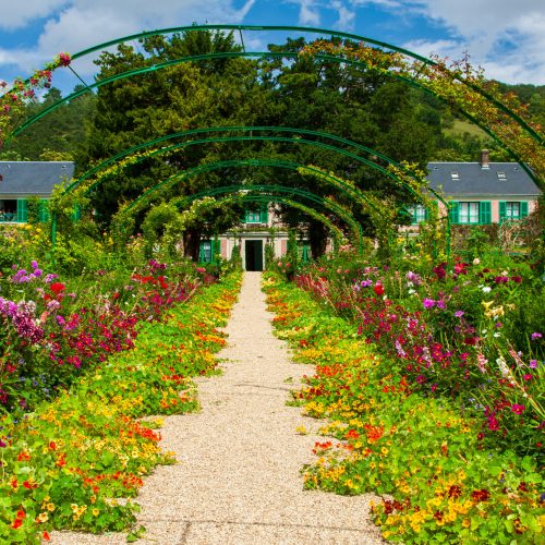 Bepflanzte Torbögen im Garten des Malers Claude Monet in Givern