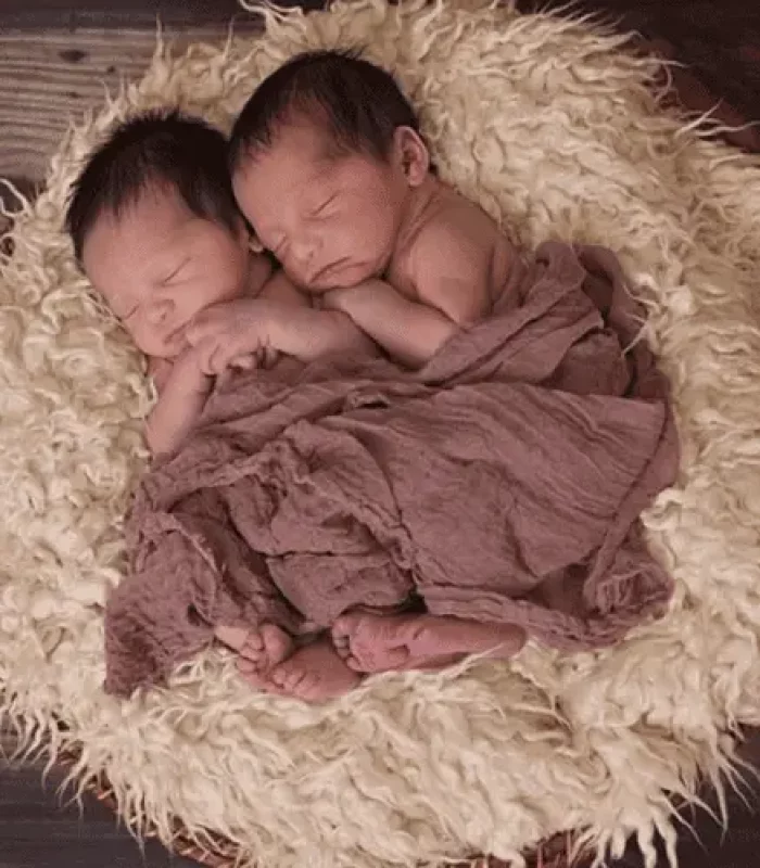 Alize Timmermann_Lac Humanum – Babys auf Fell zwei Babys auf Fell schlafend