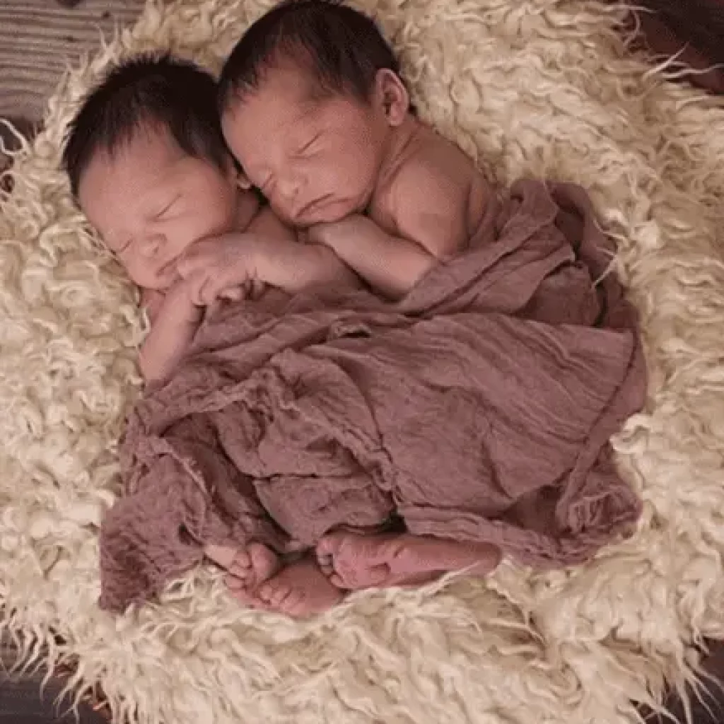 Alize Timmermann_Lac Humanum – Babys auf Fell zwei Babys auf Fell schlafend