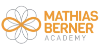 Logo Mathias Berner Academy mit Blume in grau und orange wobei die orange gleichzeitig die liegende acht symbolisiert