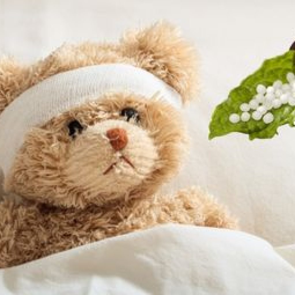 Live Elternsprechstunde – Teddy krank Live Elternsprechstunde Teddy mit Kopfverband liegt im Bett