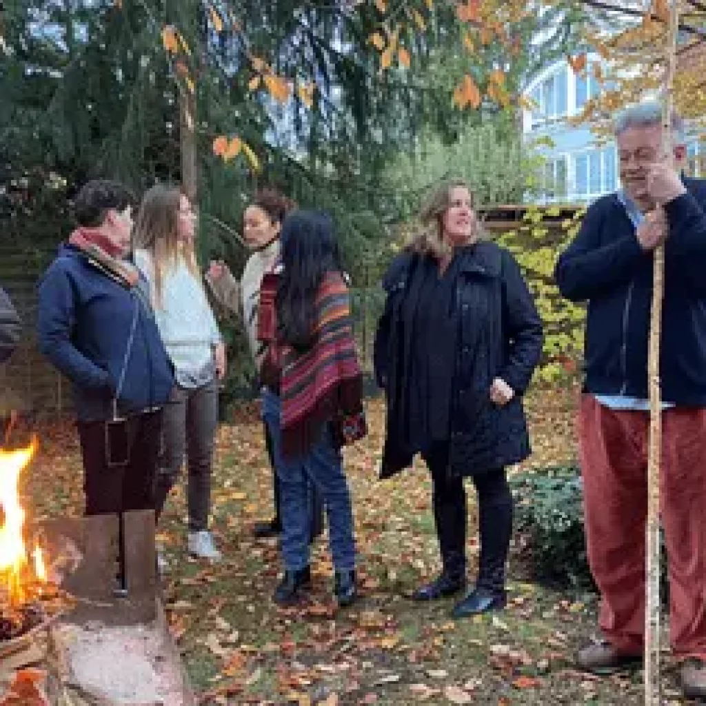 Gruppenbild mit Andreas vor Feuer