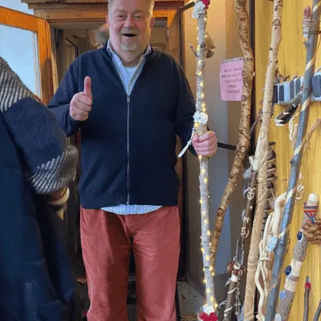 Andreas mit Stock und Daumen hoch