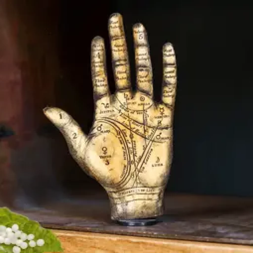 Hand Skulptur mit Planeten aufgezeichnet