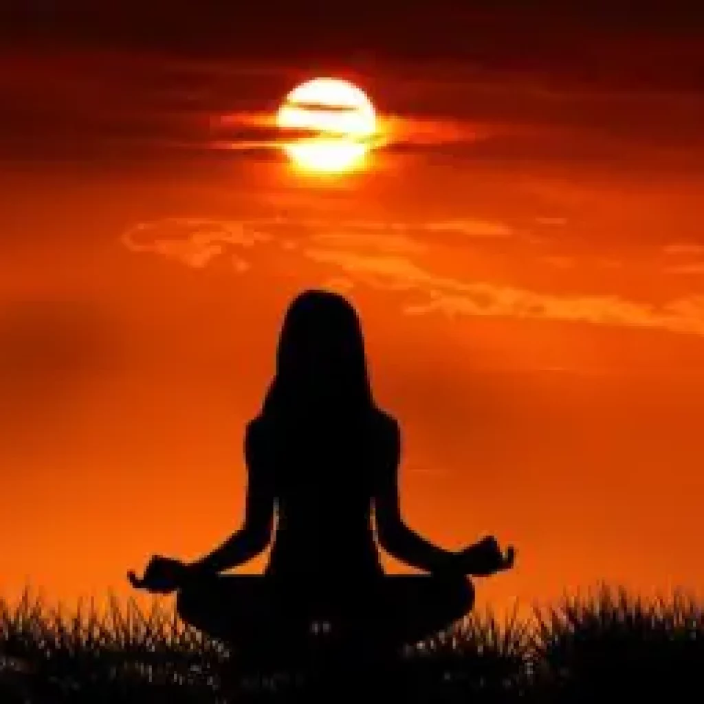 Sankaran_Hom jenseits von Krankheiten_Meditation Mensch meditiert bei untergehender Sonne