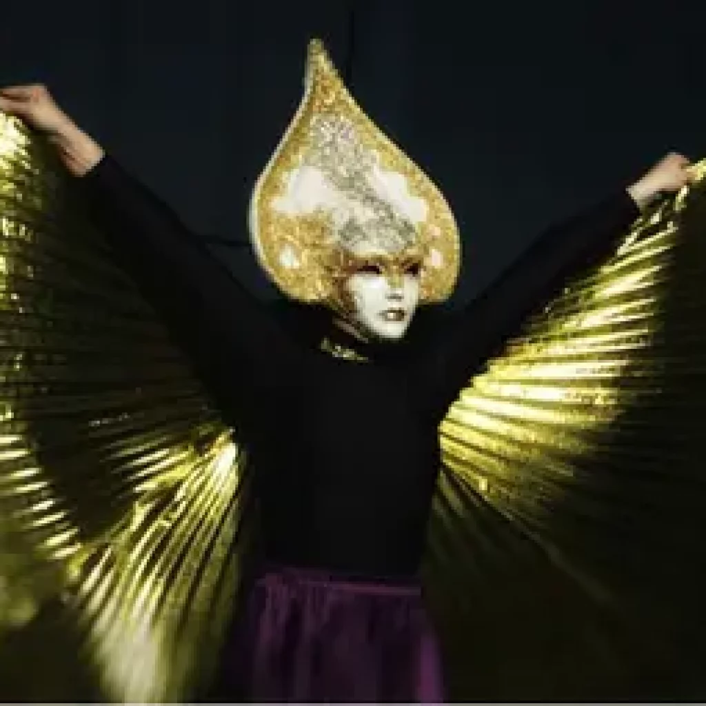 Sonnenschmidt Rhythmische Hormontherapie Harlekin Maske Frau mit goldenen Flügeln und Harlekin Maske