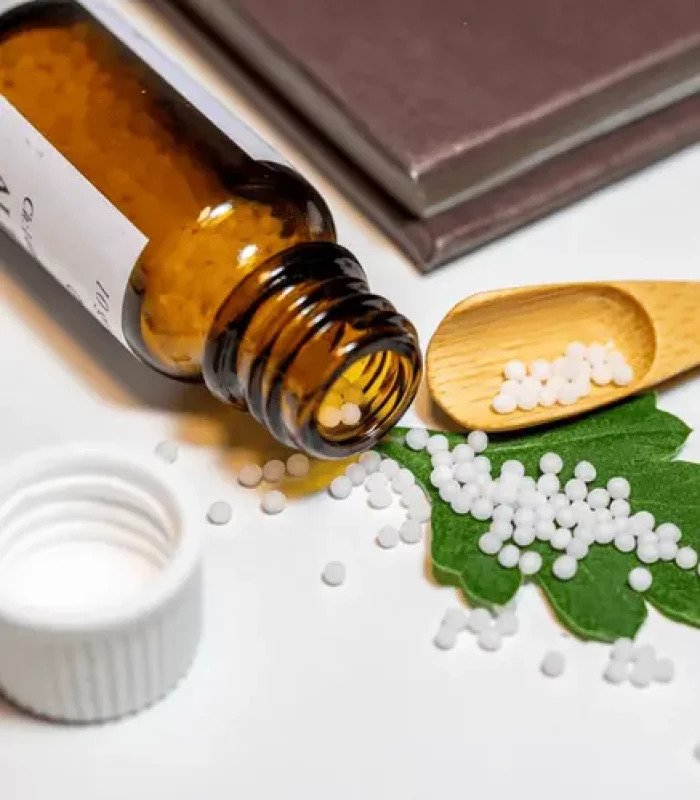 Sonnenschmidt_Graphenum – Homöopathie offene Globuli Flasche und Holzlöffel