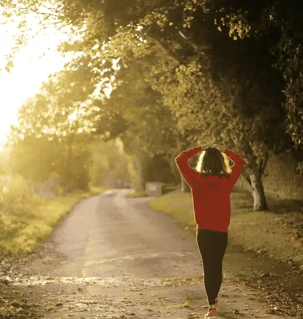 Frau geht spazieren im Grünen