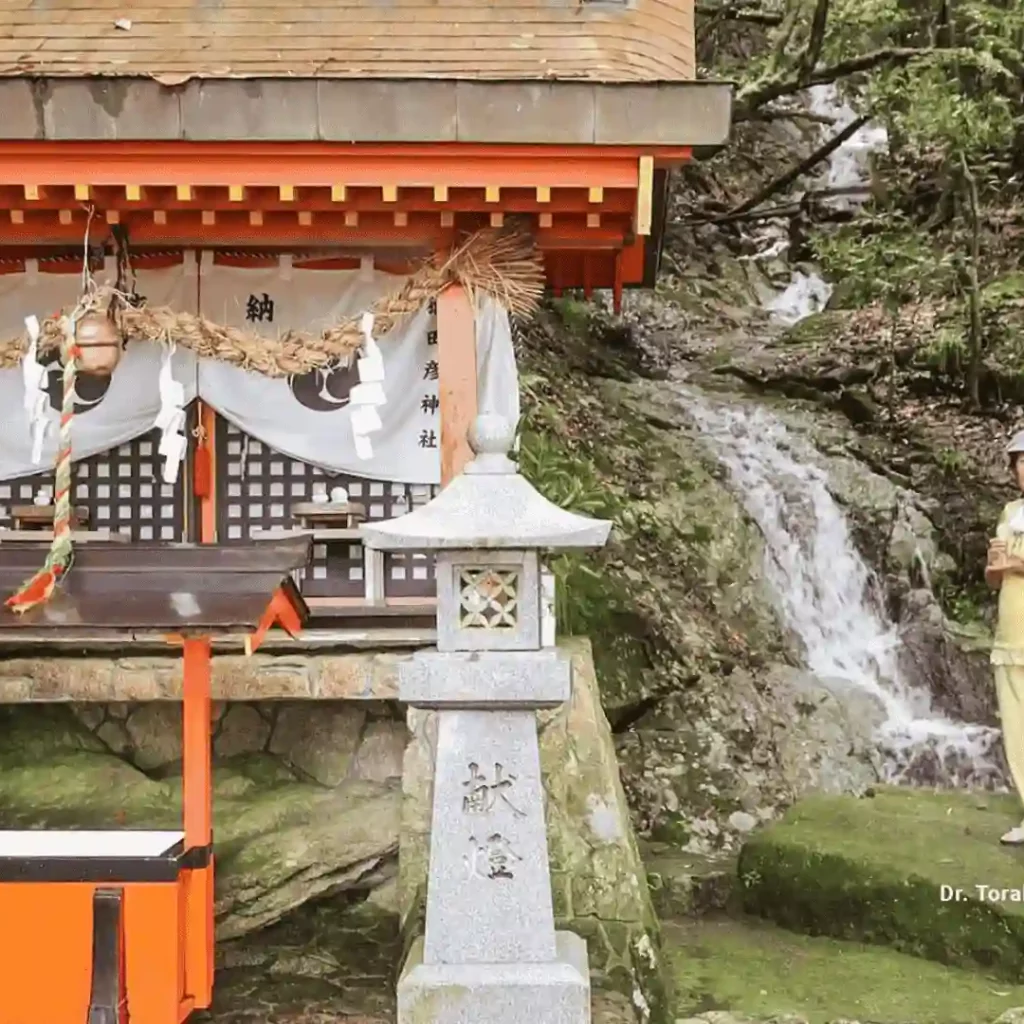 Sonnenschmidt_Krisen meistern – Dr. Torako Yui Dr. Torako Yui vor japanischem Gebäude