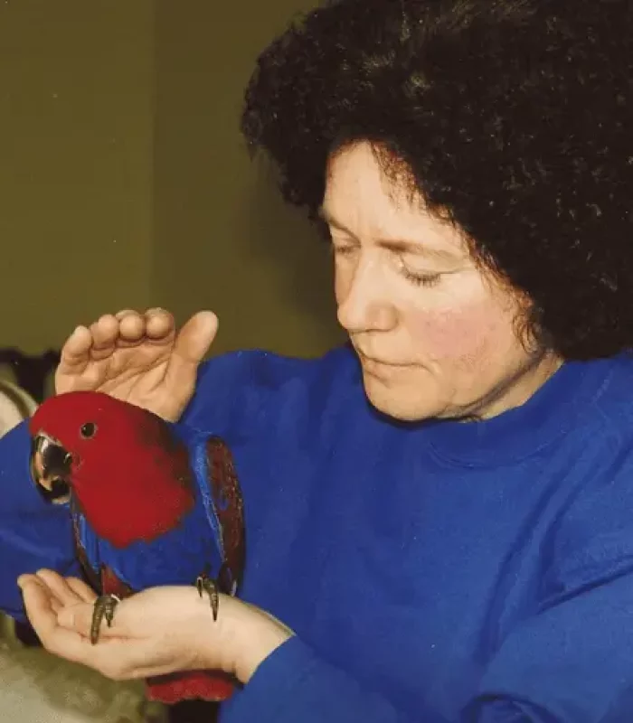 Sonnenschmidt_Radionik Tiere – Rosina mit Papagei Rosina hält einen roten Papagei in der Hand