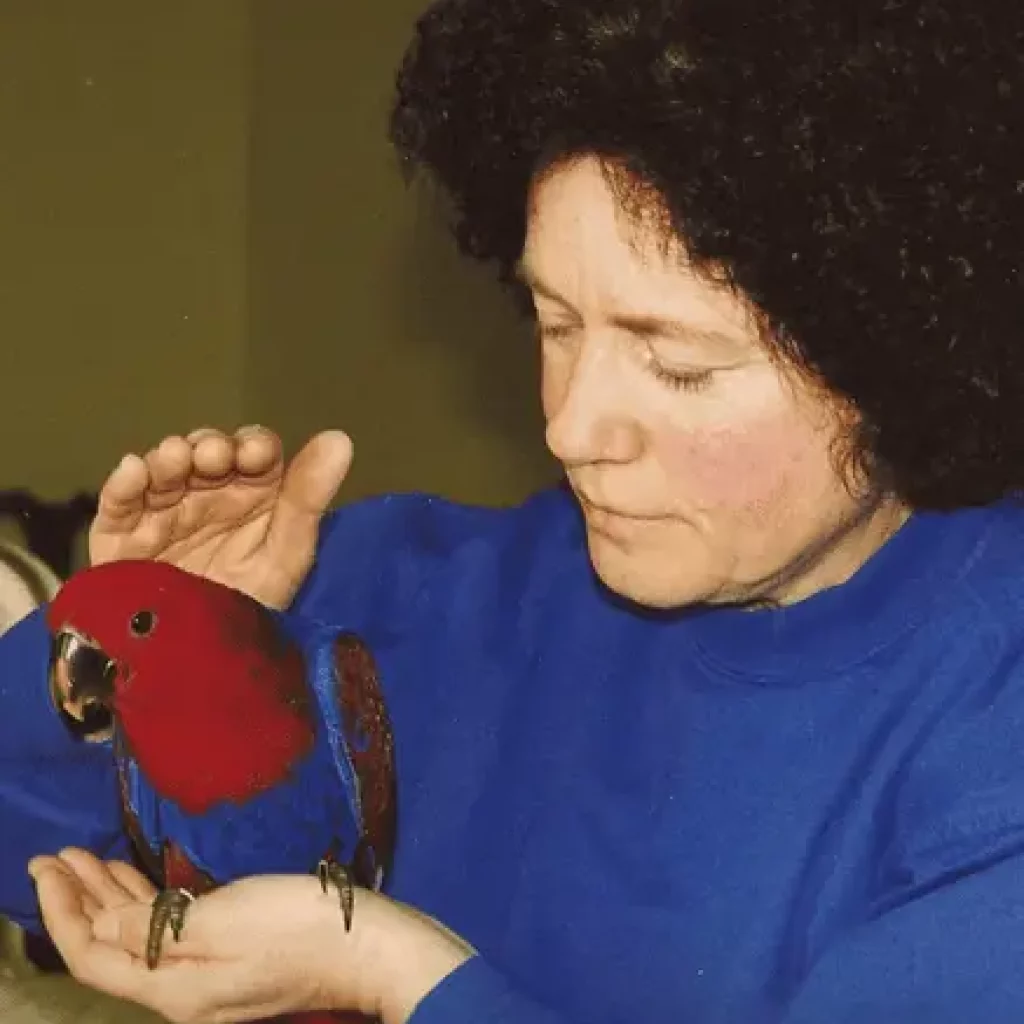 Sonnenschmidt_Radionik Tiere – Rosina mit Papagei Rosina hält einen roten Papagei in der Hand