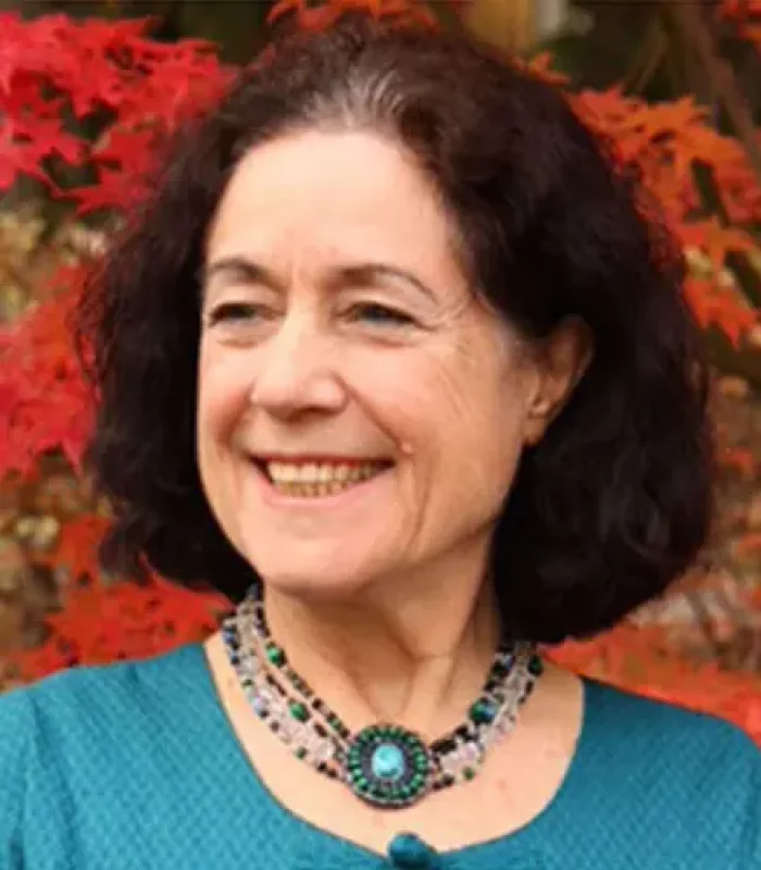 Rosina Portrait hinter roten Blumen